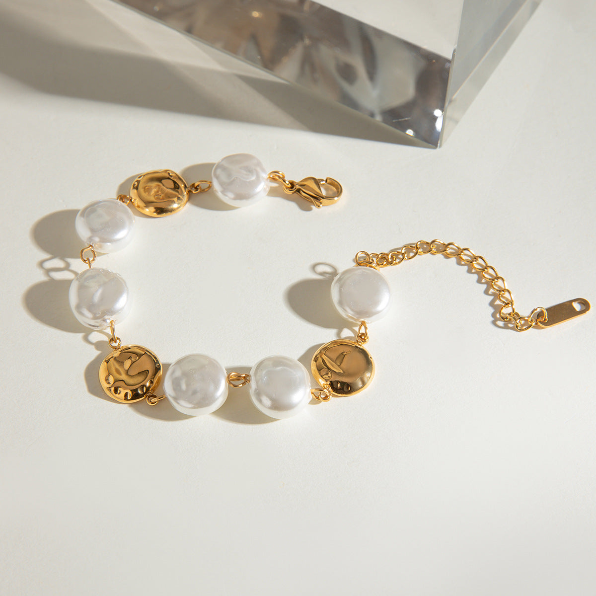 Damen Armband mit strukturierten Perlen und hochwertigem Edelstahl Shop Nory