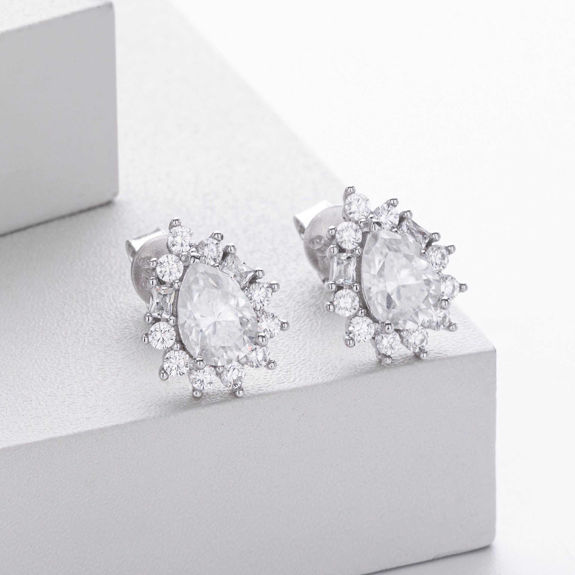 Damen Ohrstecker aus hochwertigem 925 Sterling Silber mit funkelnden Moissanit-Steinen Shop Nory