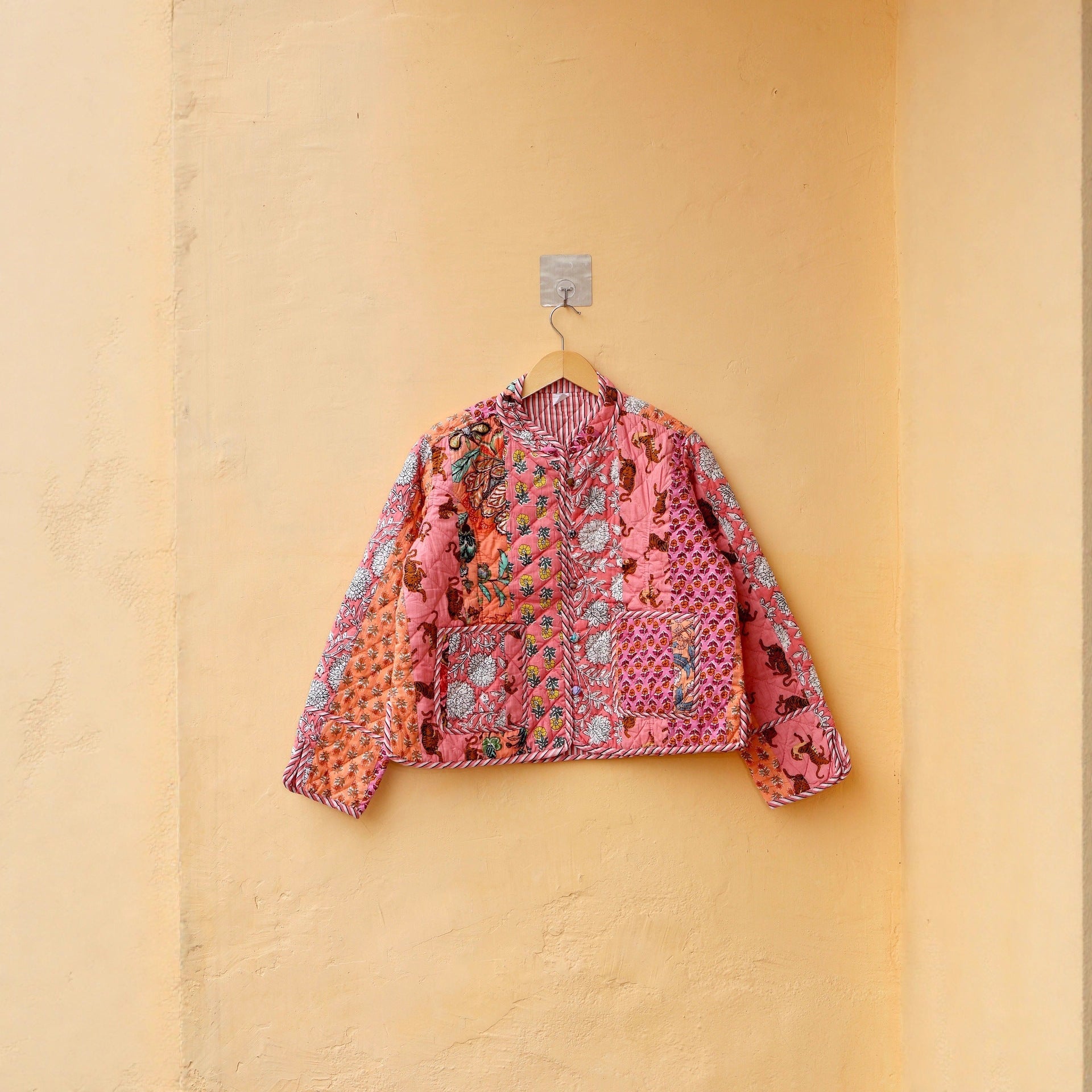 Damen gesteppte Patchwork-Jacke mit floralem Design Shopnory