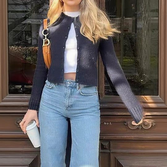 Damen nan kurzgeschnittene Kuschelstrick-Cardigan mit Rundhalsausschnitt und Perlmuttknöpfen Shop Nory