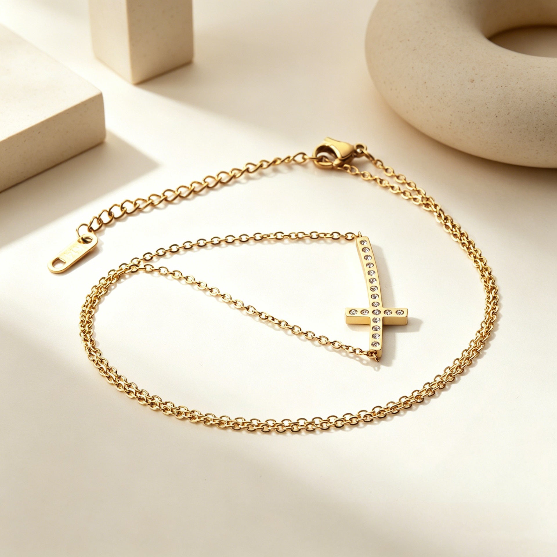 Damen Halskette mit funkelndem Kreuzanhänger aus Edelstahl und 14k Goldbeschichtung Shop Nory