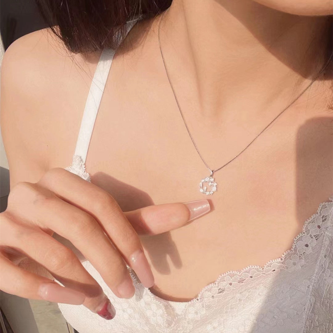Damen Halskette mit filigranem, blütenförmigem Anhänger und funkelnden Zirkonia Shop Nory