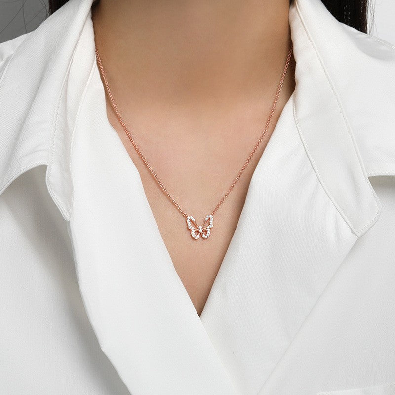 Damen Halskette mit filigranem Schmetterlingsanhänger und funkelnden Kristallen Shop Nory