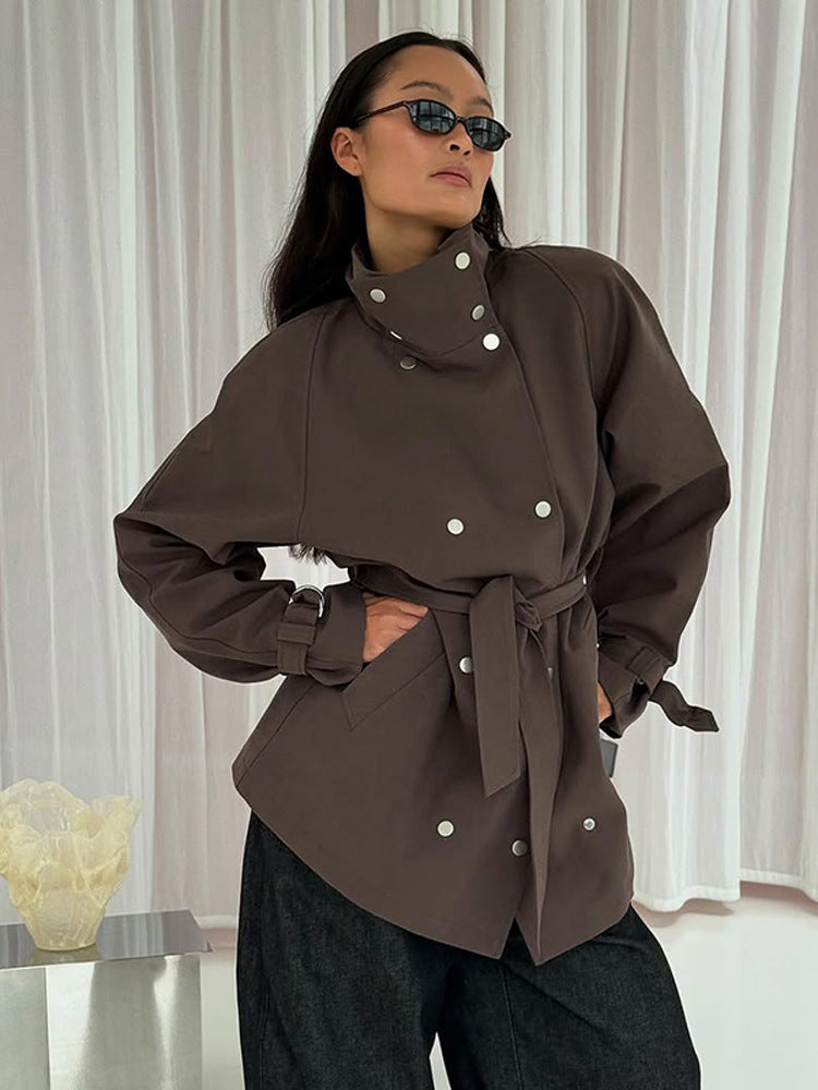 Damen Taillierbarer Oversize Kurztrench mit hohem Stehkragen, Druckknopffront und Bindegürtel Shop Nory