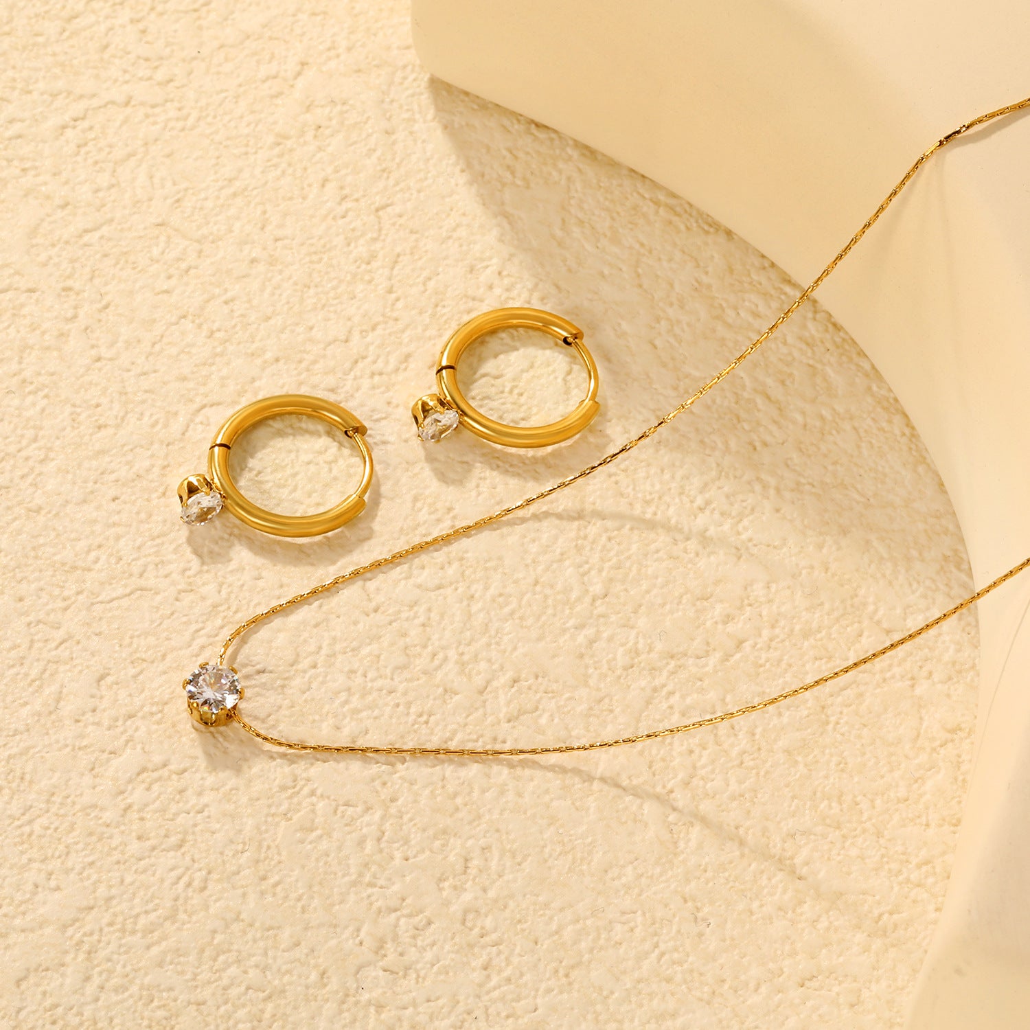 Damen Schmuckset aus eleganten Halskette und funkelnden Ohrsteckern Shop Nory