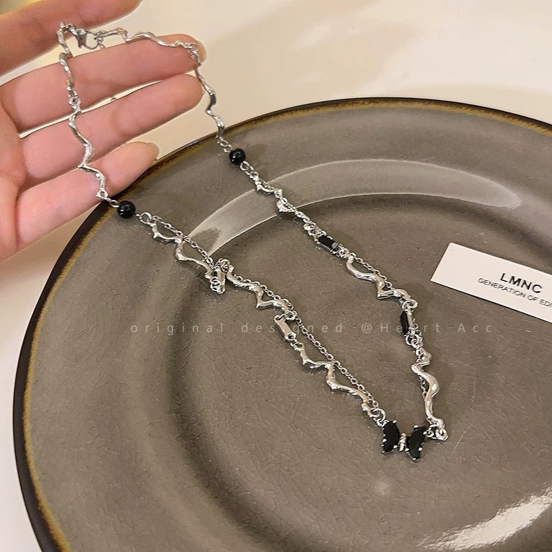 Damen Kette mit elegantem Wellenmuster und hochwertigen Steinakzenten Shop Nory