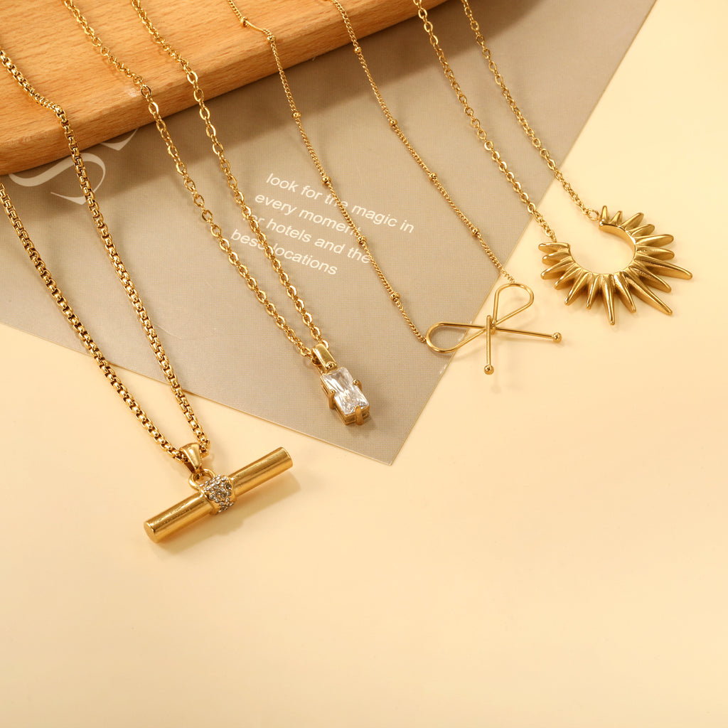 Damen Halskette mit funkelndem Anhänger aus Edelstahl und goldplattiertem Design Shop Nory