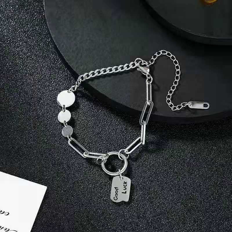 Damen Armband mit modernem Anhänger und künstlerischen Designelementen Shop Nory