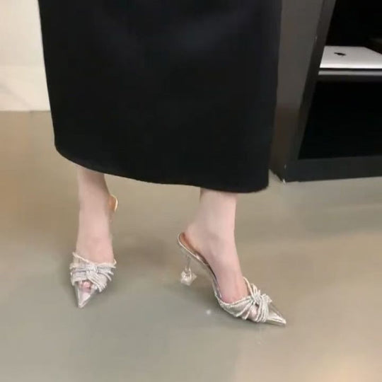 Damen Spitz zulaufende Mule‑Sandaletten mit transparenten Riemchen, Ziersteinen und geformtem Stiletto Shop Nory
