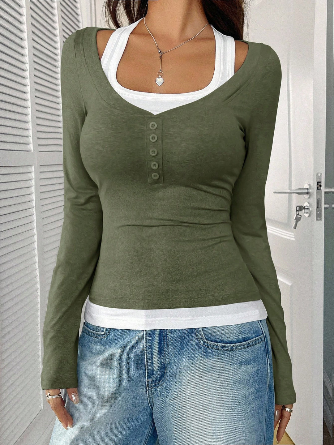 Damen Figurbetontes Langarmshirt mit U-Ausschnitt und Knopfleiste Shop Nory