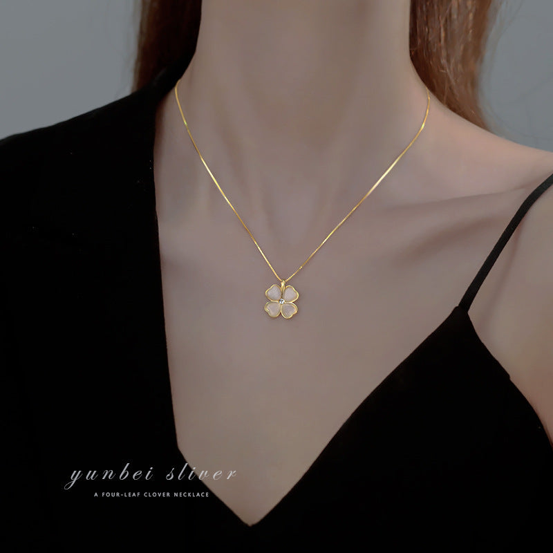 Damen Halskette mit feinem Blumenanhänger aus hochwertigem Edelstahl Shop Nory