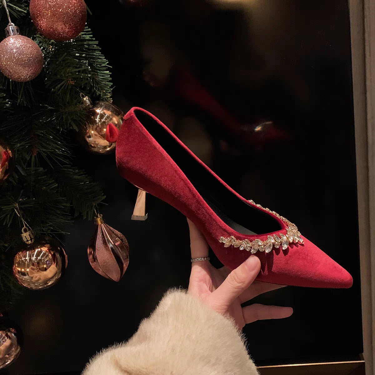 Damen Pumps mit funkelndem Strassbesatz und spitz zulaufendem Design
