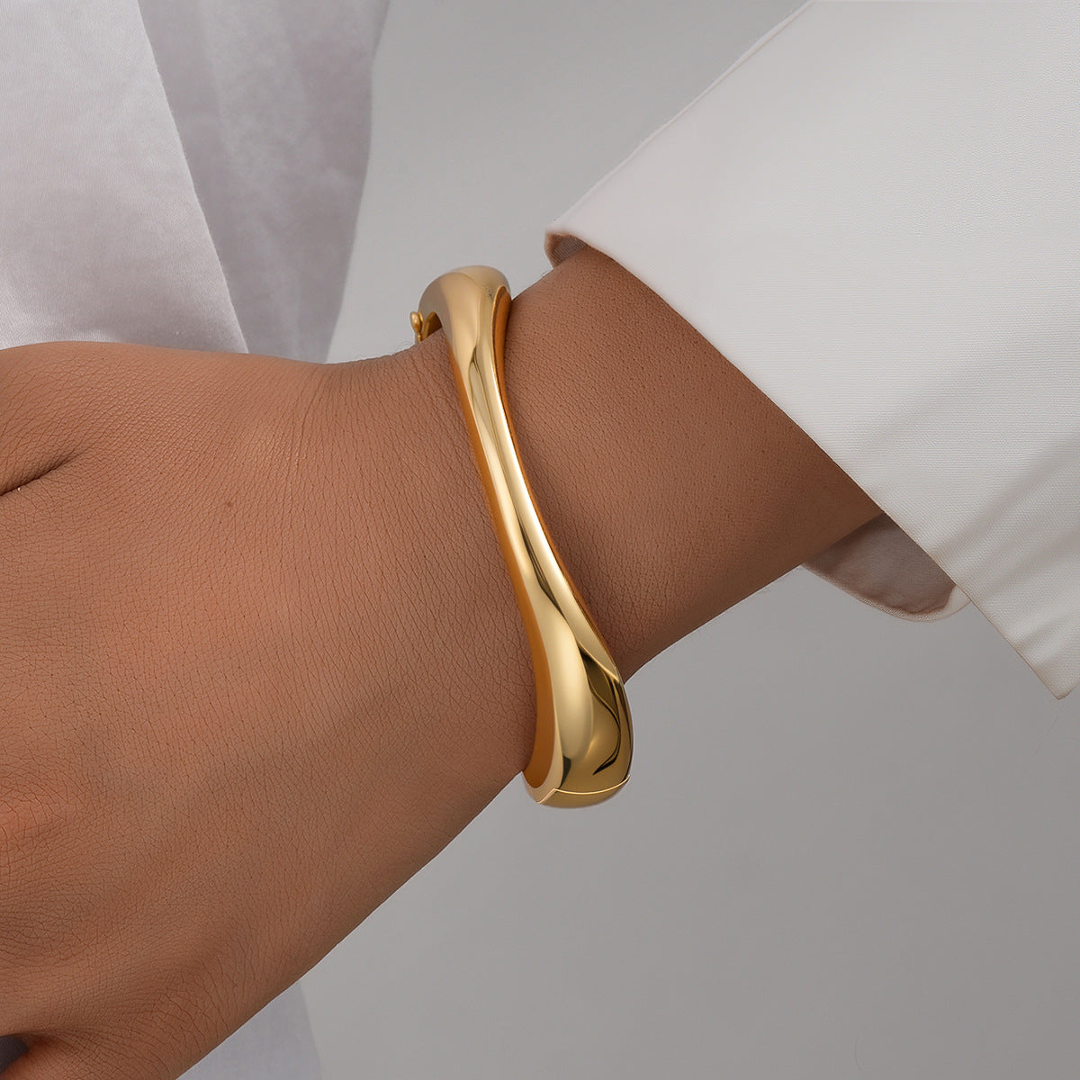 Damen eleganter goldfarbener Armreif Shop Nory