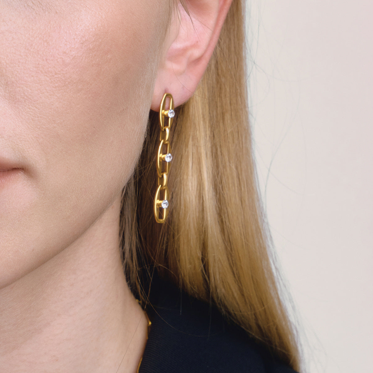 Damen Ohrhänger mit funkelnden Kristallen und modernem Ketten-Design Shop Nory