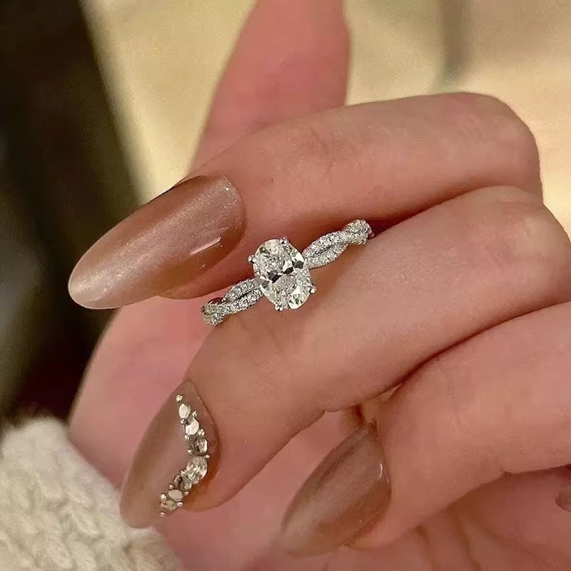 Damen Verlobungsring mit funkelndem ovalen Edelstein und filigraner Zirkonia-Verzierung Shop Nory