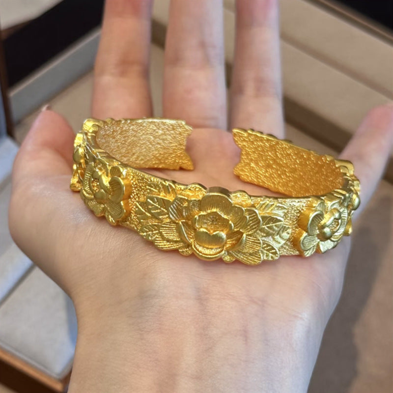 Damenarmband mit elegantem Blumenrelief und hochwertiger Verarbeitung Shop Nory