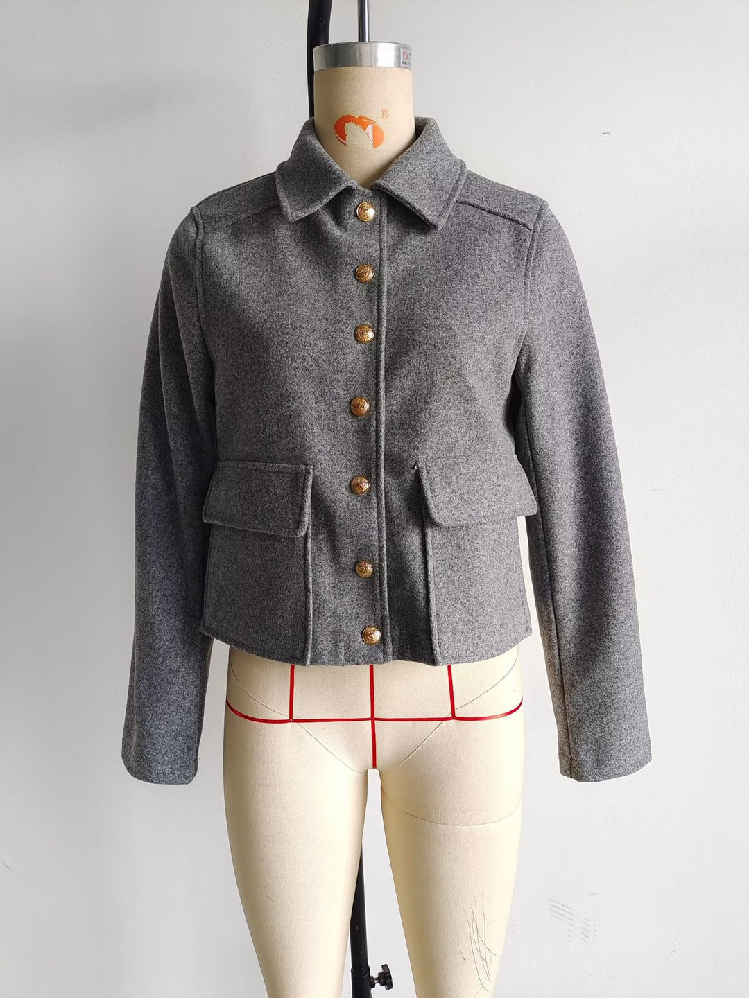 Damen Kurztaillierte Wolljacke mit Zierknöpfen und Pattentaschen Shop Nory
