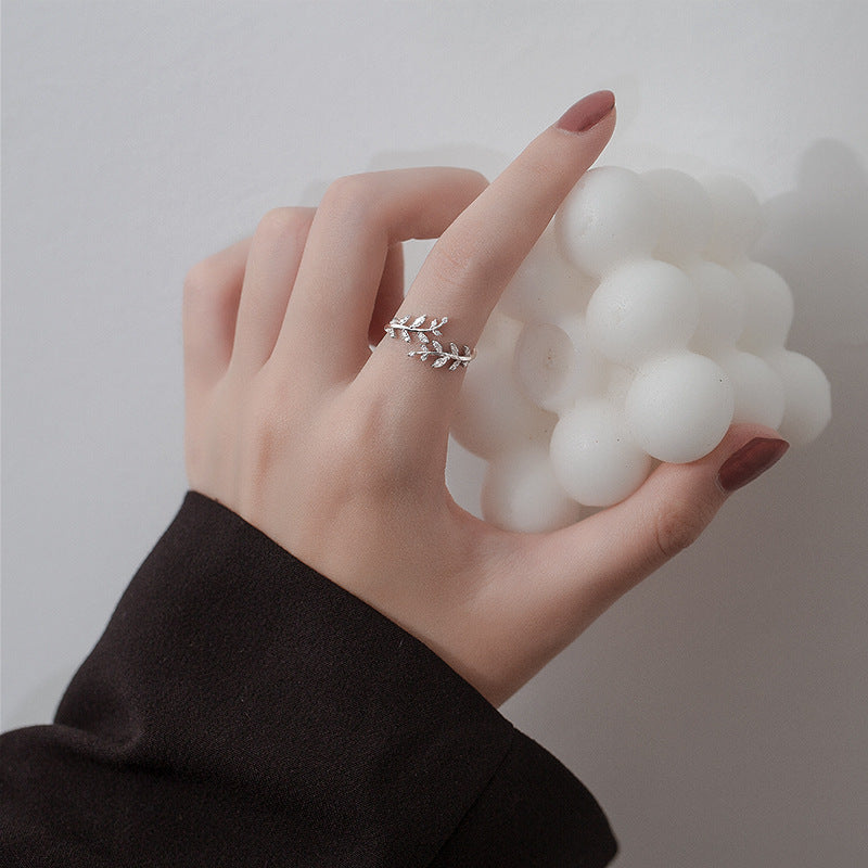 Damenring mit filigranem Blattdesign und funkelnden Zirkonia Shop Nory