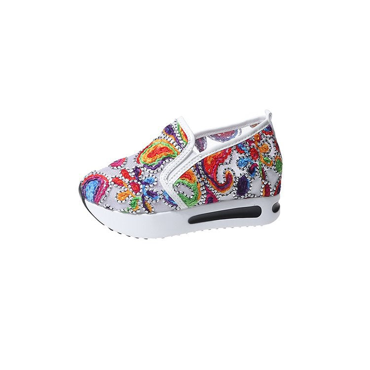 Damen Slip-On Keil-Sneaker mit besticktem Canvas-Obermaterial und luftgepolsterter Plateau-Sohle Shop Nory