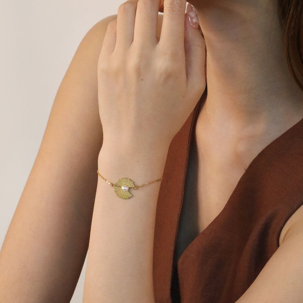 Damen Perlenarmband mit kunstvollem Muschel-Design und elegantem Toggleverschluss Shop Nory
