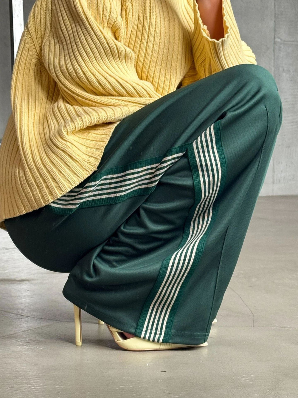 Damen weite Sporthose mit diagonalen Streifen