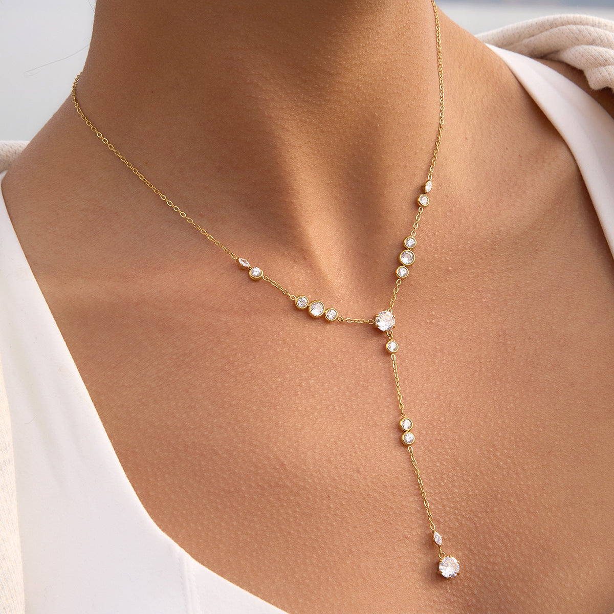 Damen Halskette mit funkelnden Zirkonia-Details und hypoallergenen Eigenschaften Shop Nory
