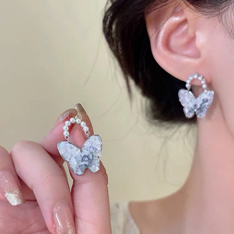 Damen Ohrstecker mit filigranem Schmetterlingsdesign und funkelnden Kristallakzenten Shop Nory