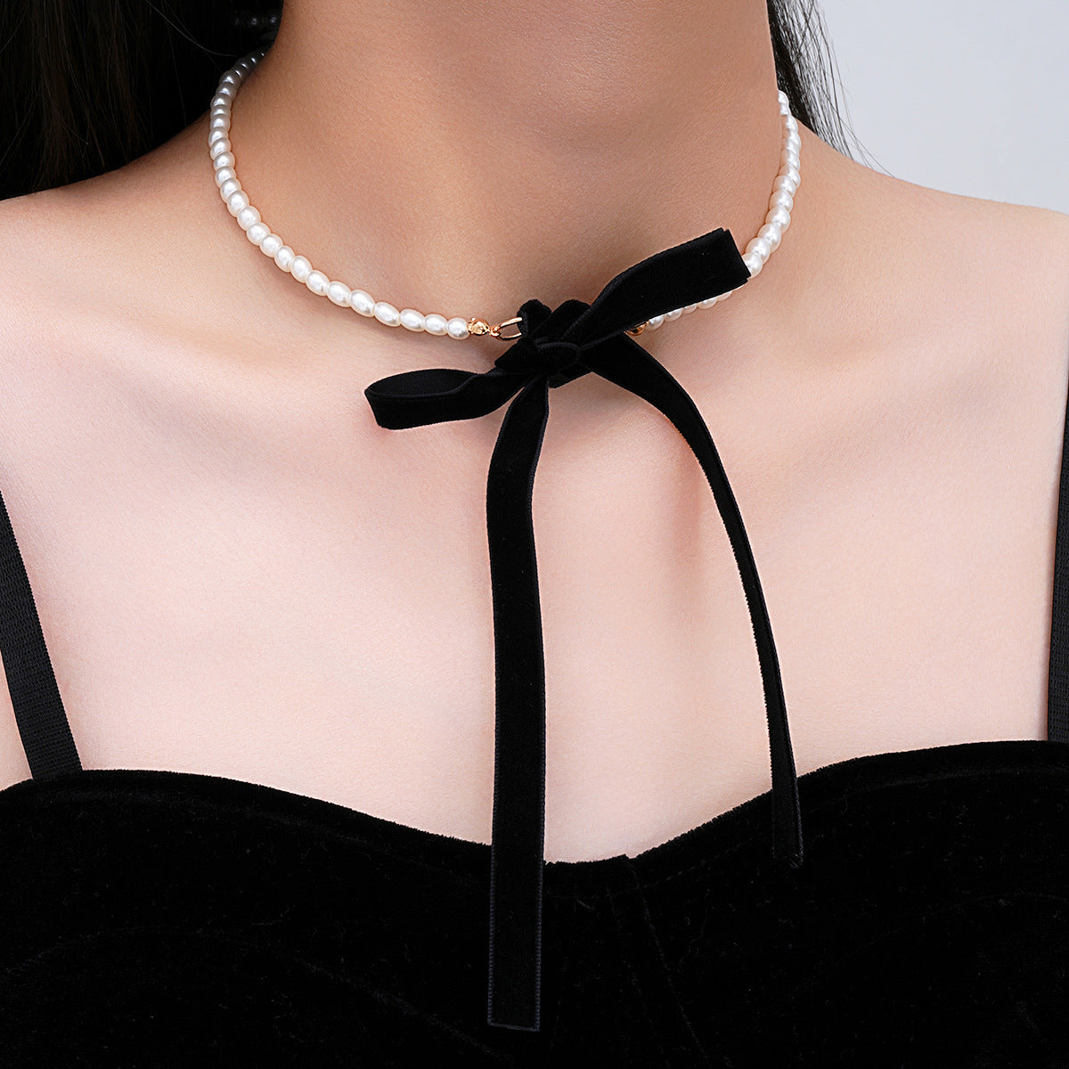 Damen Choker-Halskette mit eleganter Perlenreihe und samtigem Band Shop Nory