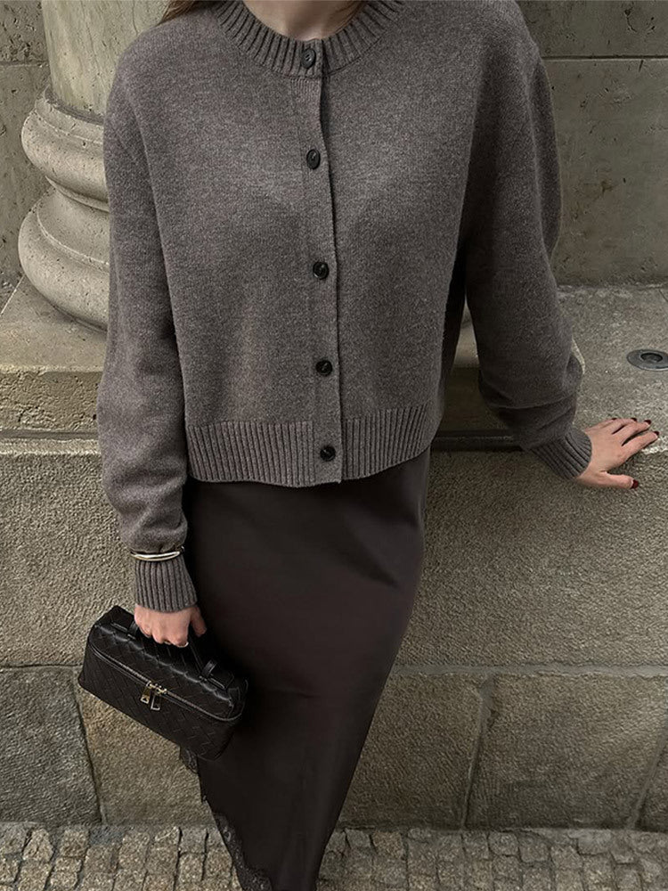 Damen Kurze Strickjacke im Boxy‑Cut mit Rundhals, Rippbündchen und dekorativer Knopfleiste Shop Nory