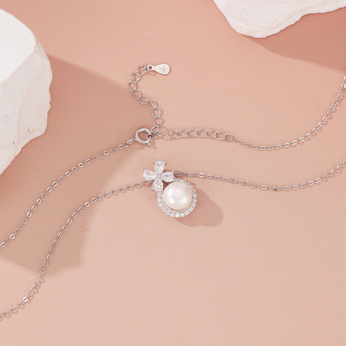 Damen elegante Perlen-Halskette mit strahlenden Zirkonia-Elementen Shop Nory