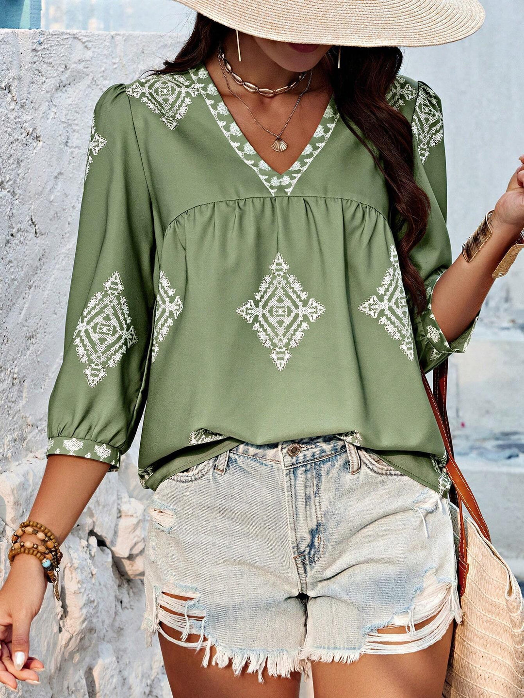 Damen Locker geschnittene Boho‑Bluse mit V‑Ausschnitt, geraffter Brustnaht und dreiviertelärmeln Shop Nory