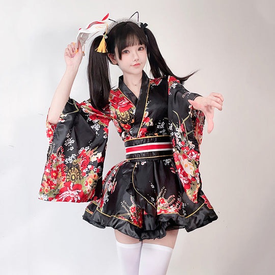 Damen Kimono Kleid mit einem verspielten Schnitt und floralen Akzenten Shop Nory
