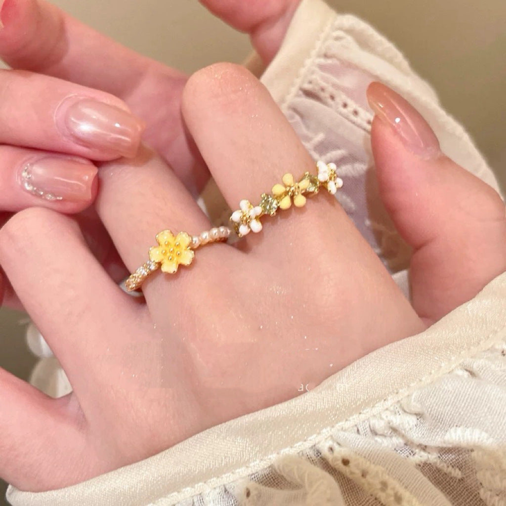 Damen Ring mit floralen Ziersteinen und funkelndem Design Shop Nory
