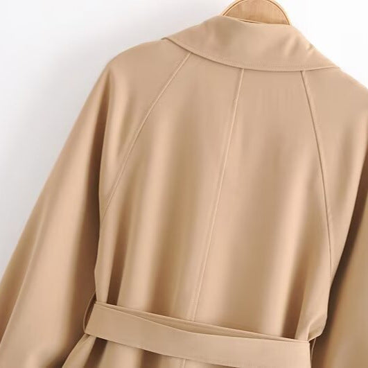 Damen Kurzer taillierter Trenchcoat mit Bindegürtel, asymmetrischer Sturmklappe und Manschettenriemen Shop Nory