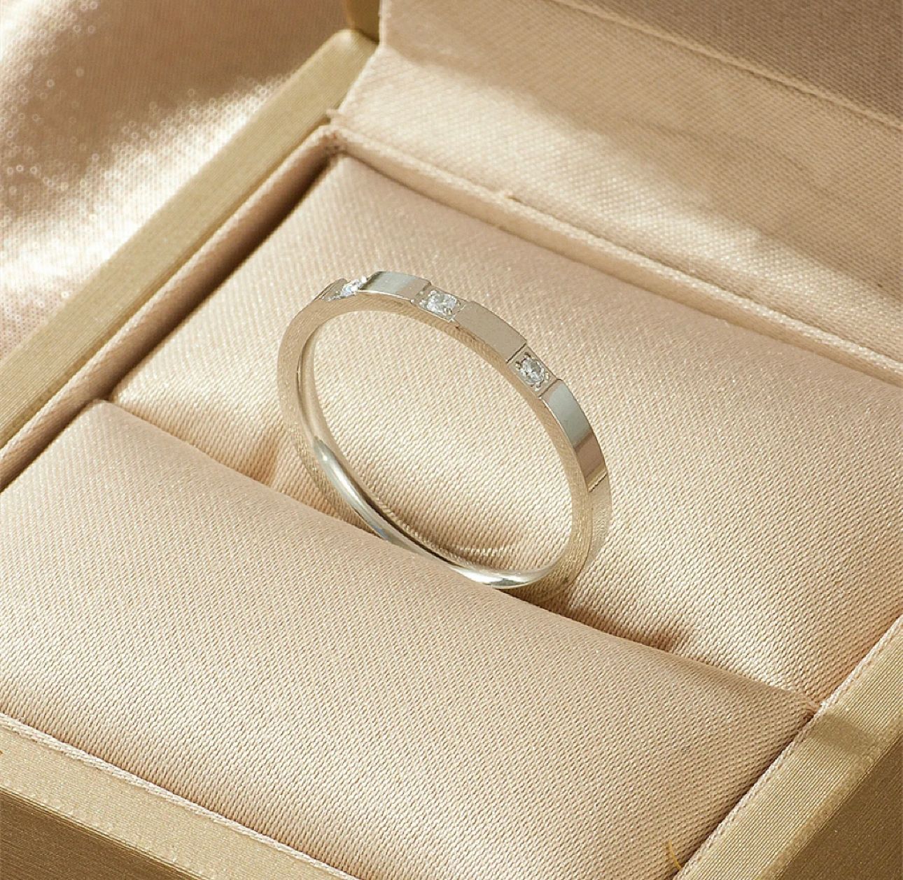 Damen Gold Strukturierter Bandring mit Funkelnden Akzenten Shop Nory