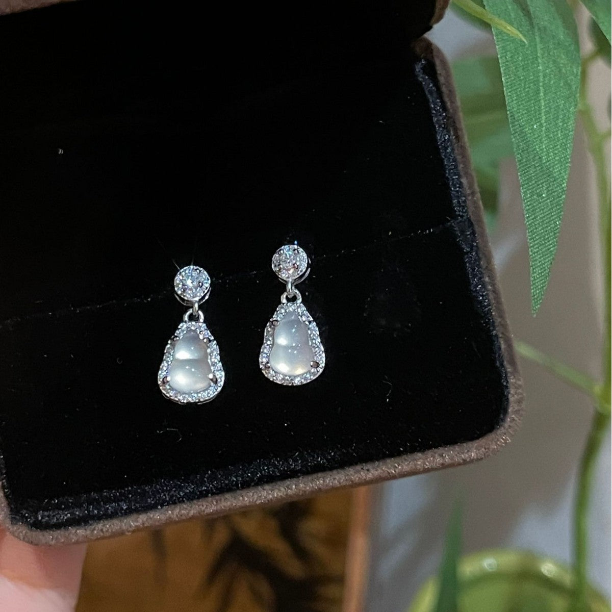 Damen elegante Ohrringe mit tropfenförmigem Jade-Edelstein und funkelnden Zirkonia Shop Nory