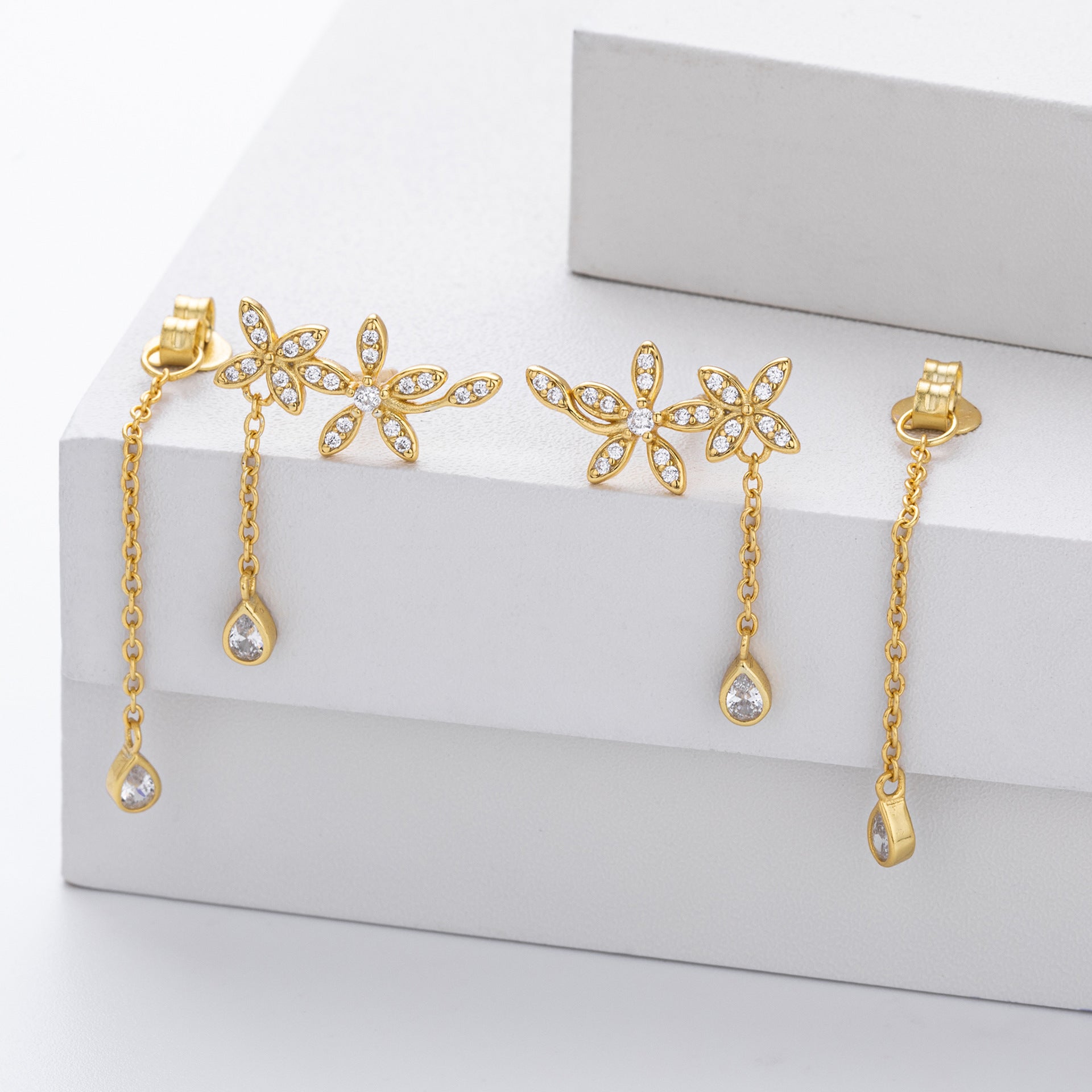 Damen Ohrhänger mit floralem Design und funkelnden Zirkonanhängern Shop Nory