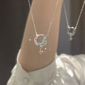 Damen Halskette mit mondförmigem Anhänger und funkelnden Details Shop Nory