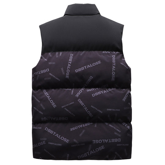 Herren Urban gesteppte Puffer‑Weste mit hohem Kragen, Kontrast-Schulterpartie und Allover‑Logodruck Shop Nory