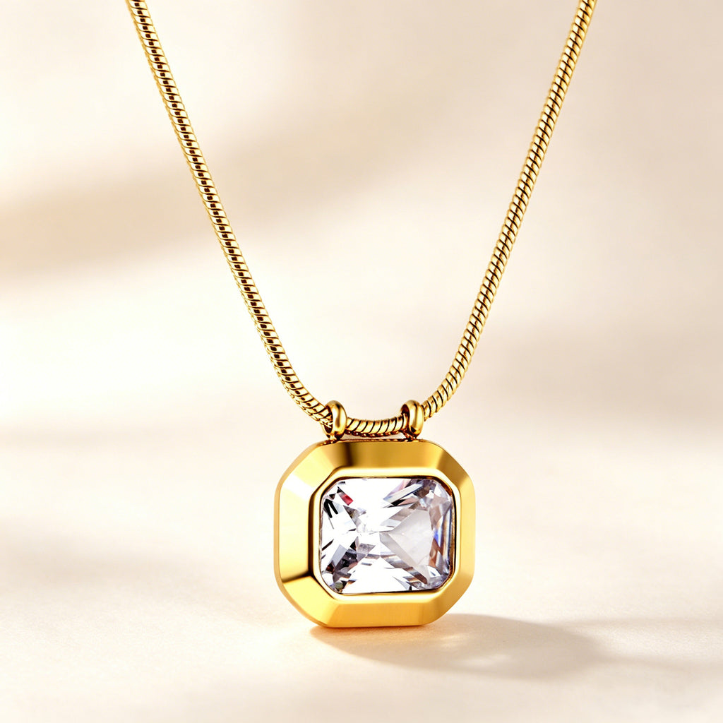Damen Halskette mit funkelndem rechteckigem Anhänger aus goldplattiertem Edelstahl Shop Nory