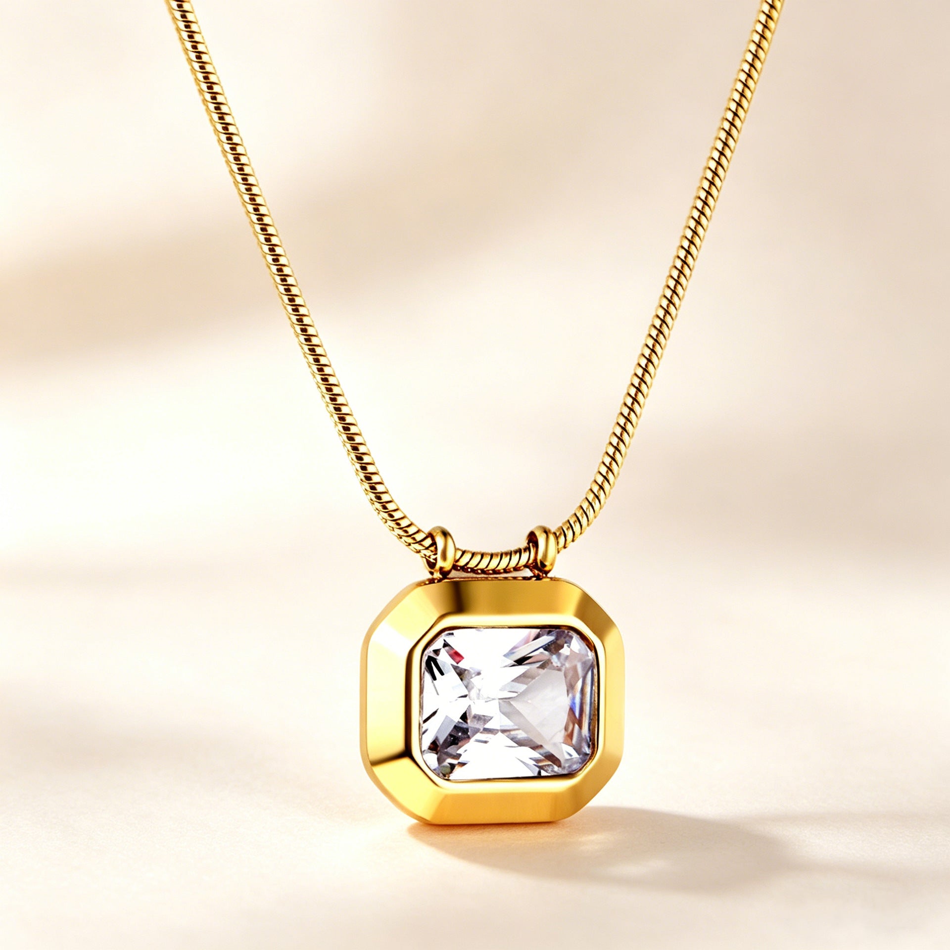 Damen Halskette mit funkelndem rechteckigem Anhänger aus goldplattiertem Edelstahl Shop Nory