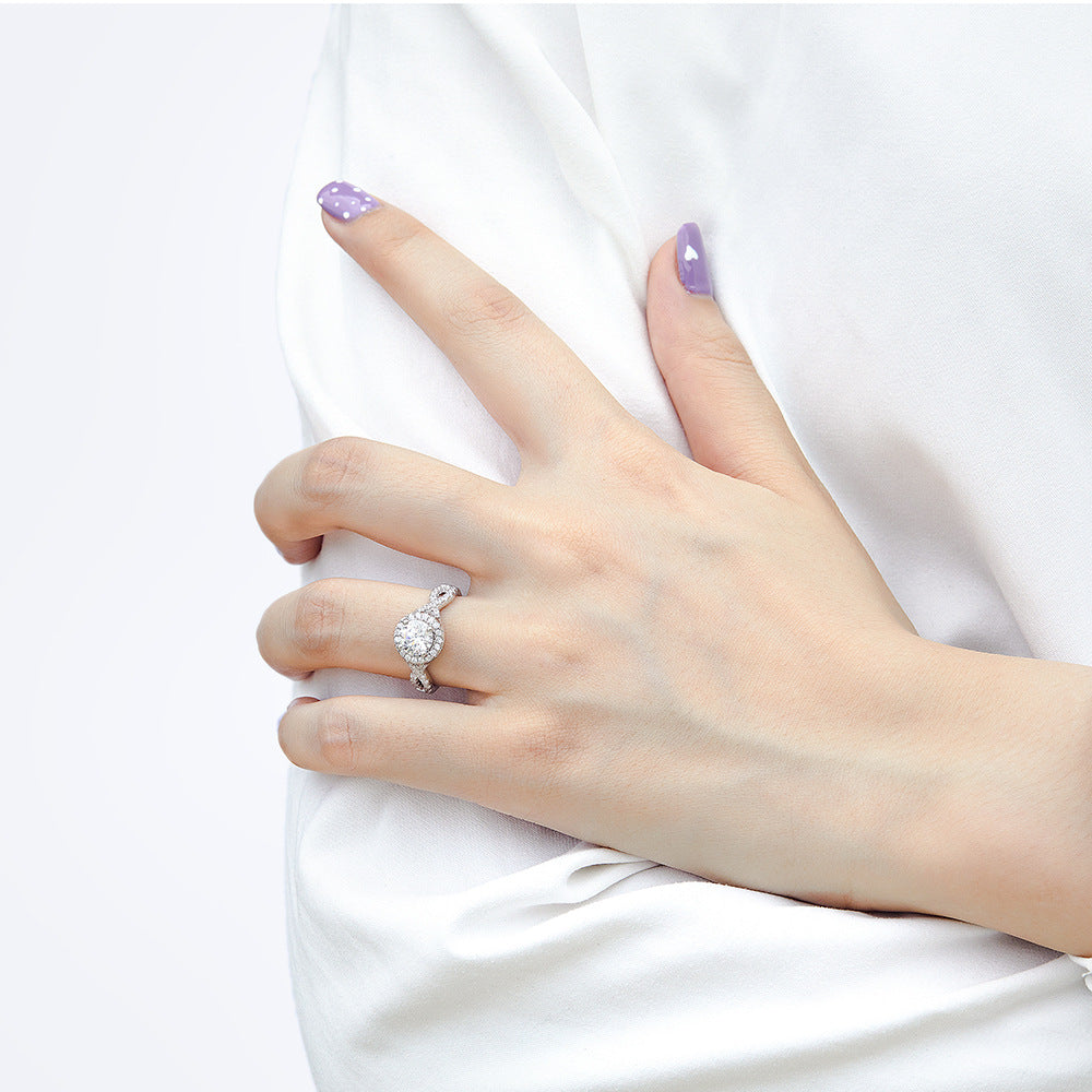 Damen Ring mit funkelndem Solitär und kunstvollem Zirkonbesatz Shop Nory