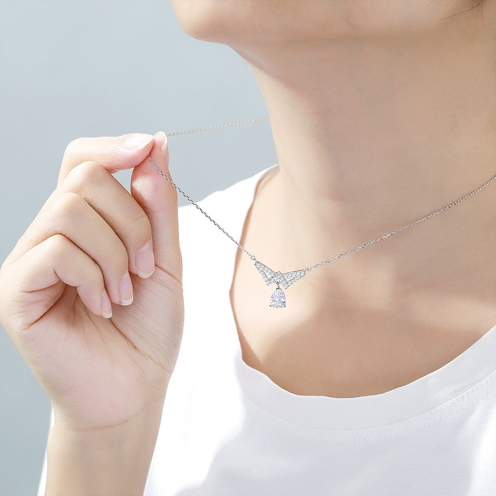 Damen Halskette mit funkelndem Zirkonia und tropfenförmigem Anhänger Shop Nory