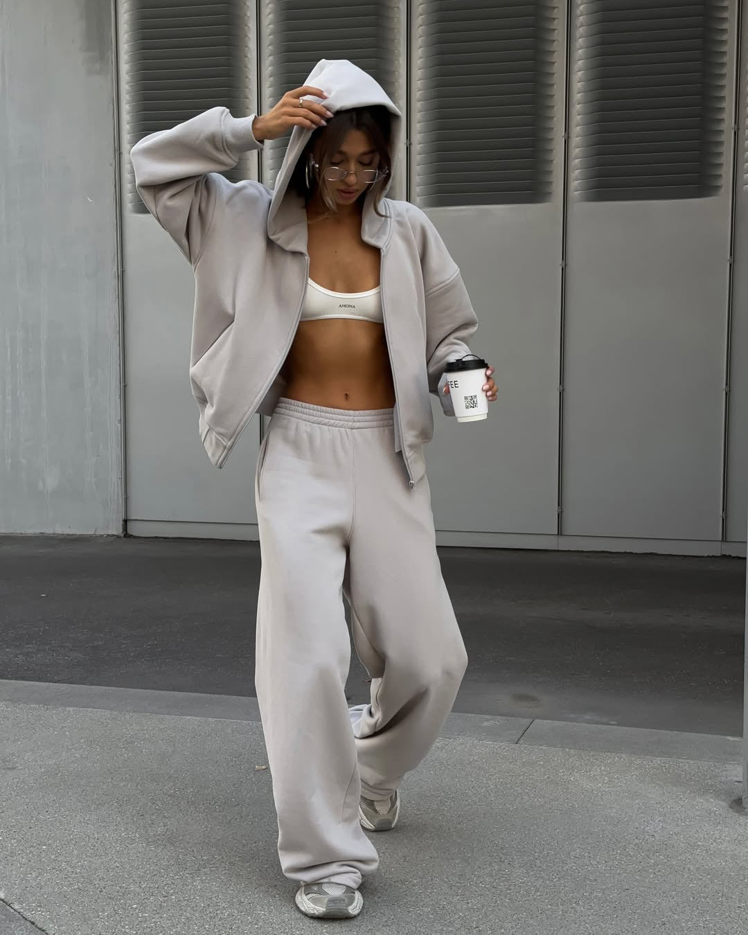 Damen extraweites Relaxed-Fleece-Set mit überlanger Kapuzenzipjacke und fließender Hose mit hohem Bund Shop Nory