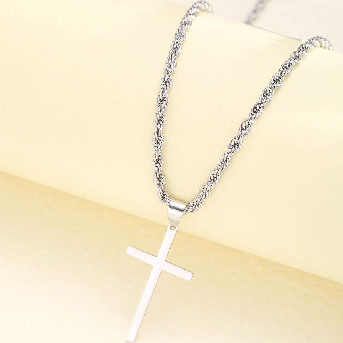 Damen Halskette mit kunstvollem Kreuzanhänger und elegantem Kettendesign Shop Nory