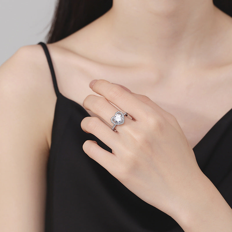 Damen Schmuckring mit herzförmigem Design und funkelnden Kristallen Shop Nory