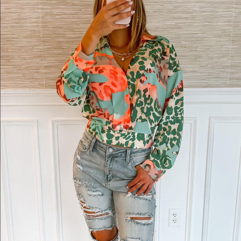 Damen Leichte Chiffon-Bluse mit abstraktem Animal-Mix, Hemdkragen und taillenbündigem Saum Shop Nory