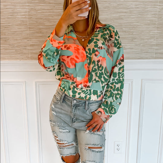 Damen Leichte Chiffon-Bluse mit abstraktem Animal-Mix, Hemdkragen und taillenbündigem Saum Shop Nory