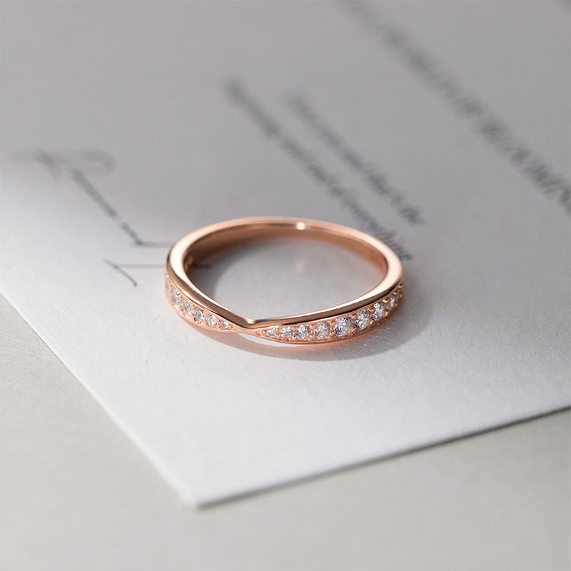 Damen Moderner Ring mit zartem Wellenmuster und funkelnden Zirkonia-Steinen Shop Nory