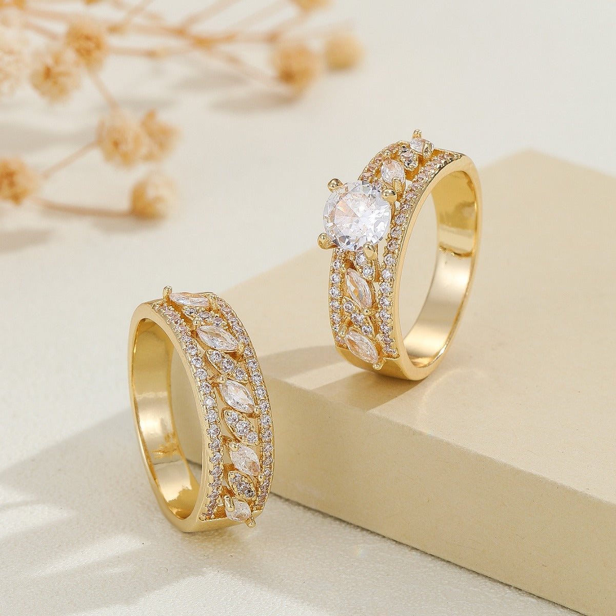 Damen extravaganter Ring mit funkelnden Zirkonia und floralen Akzenten Shop Nory